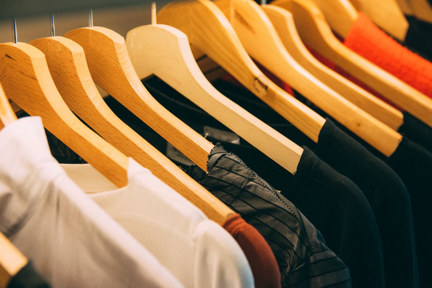 Cliente essayant une tenue dans la boutique