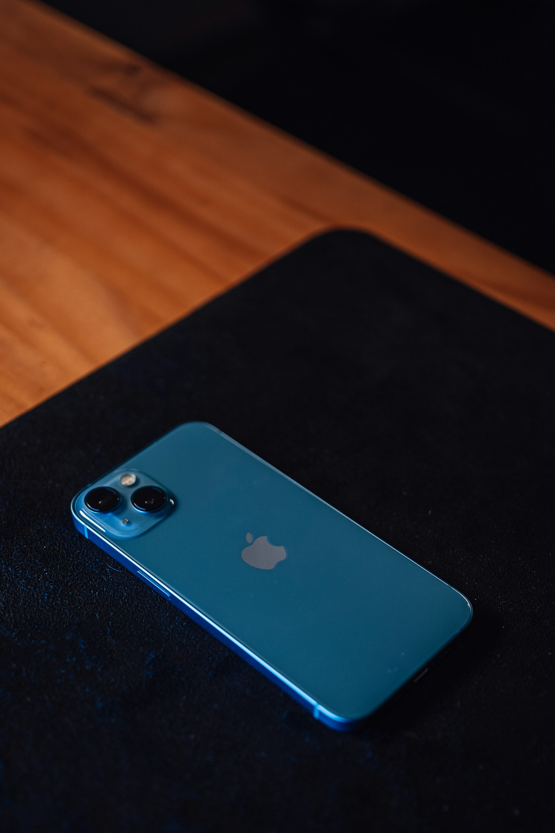 iPhone 13 bleu — vue produit