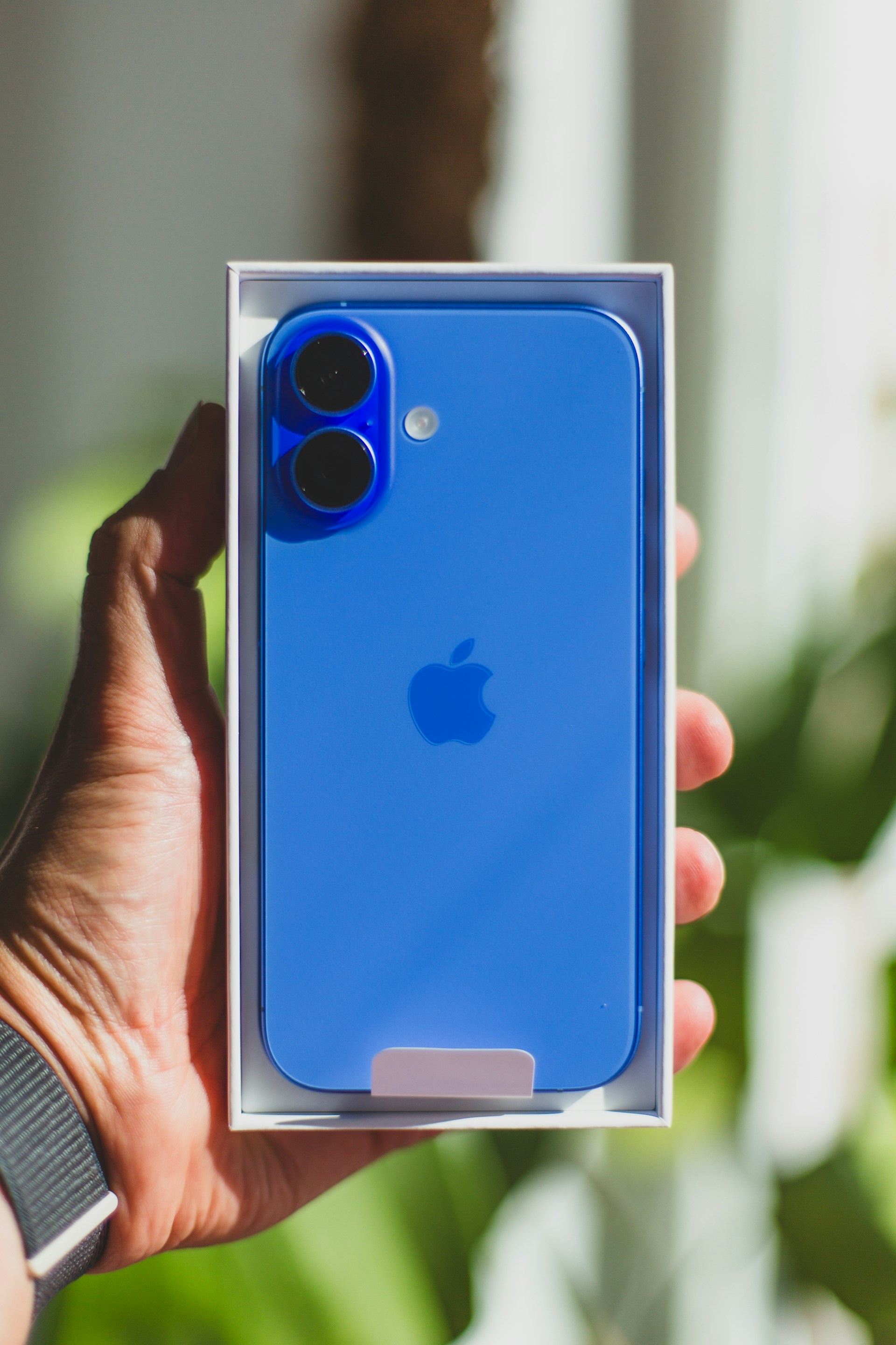 iPhone 16 Ultramarine — vue produit