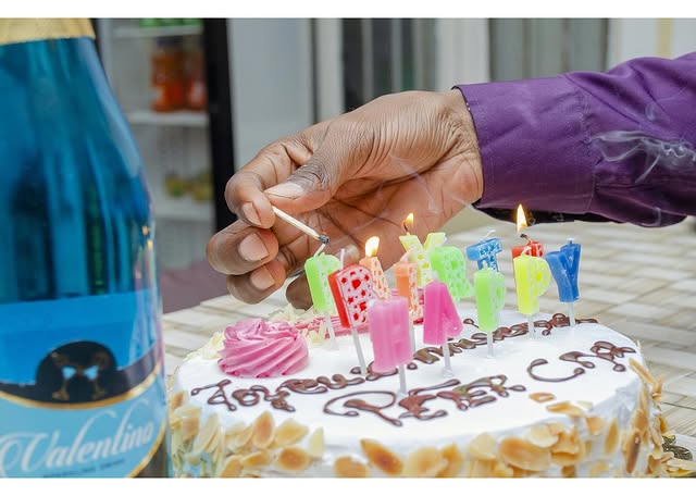 Gâteau d'anniversaire avec bougies