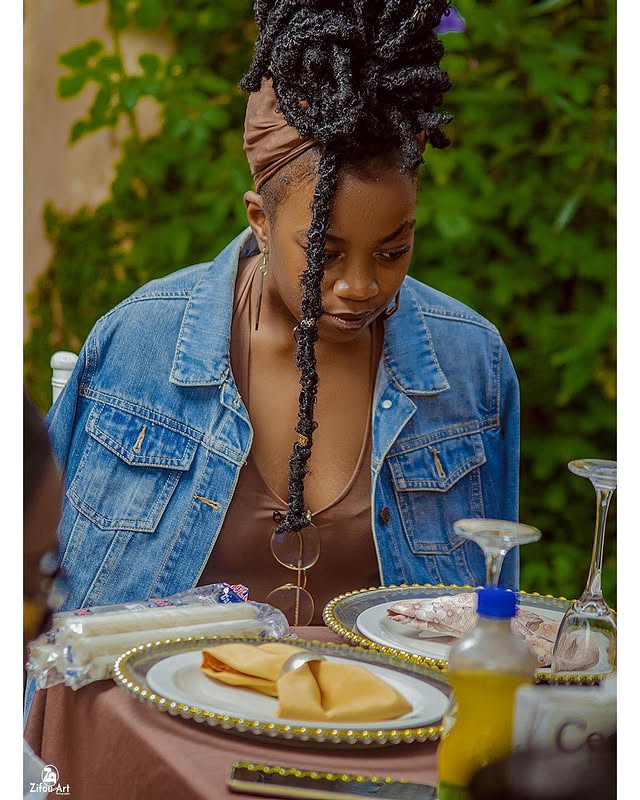 Portrait à table en extérieur